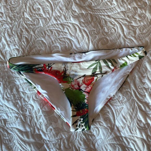 Vitamin a bikini top AND Bottoms - Picture 7 of 8